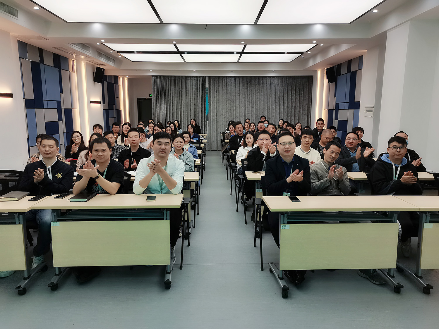 納新科技第三季度總結(jié)會(huì)8