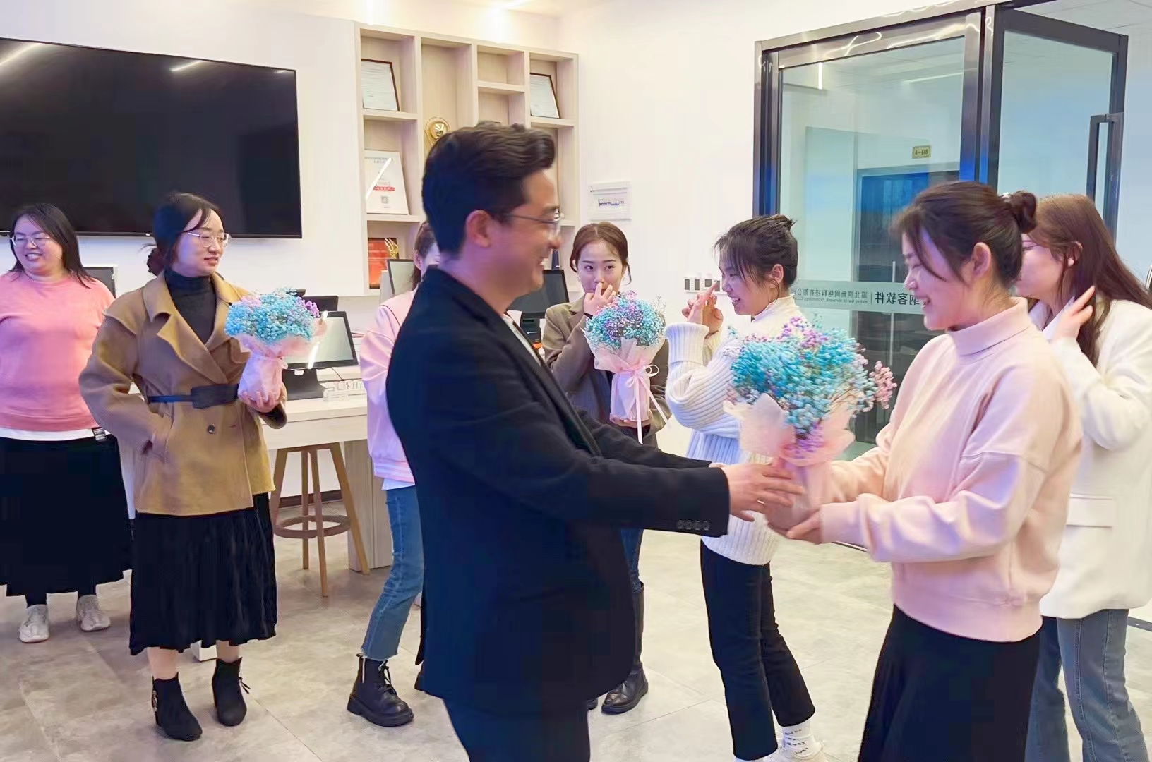 春風(fēng)送暖 花開絢爛 | 納客為全體女員工發(fā)放溫馨節(jié)日福利！2