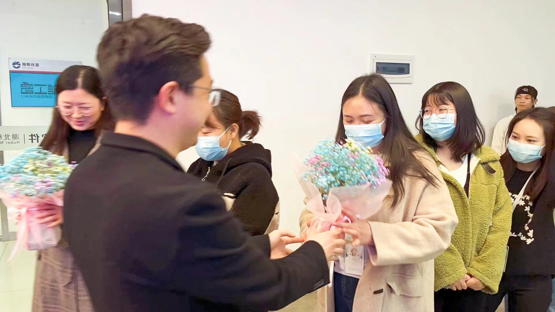 春風(fēng)送暖 花開絢爛 | 納客為全體女員工發(fā)放溫馨節(jié)日福利！5