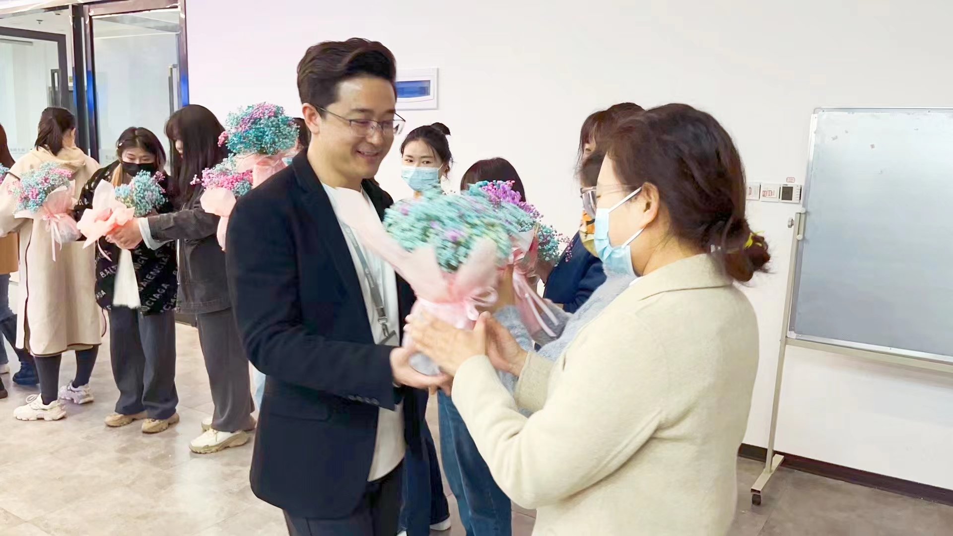 春風(fēng)送暖 花開絢爛 | 納客為全體女員工發(fā)放溫馨節(jié)日福利！9